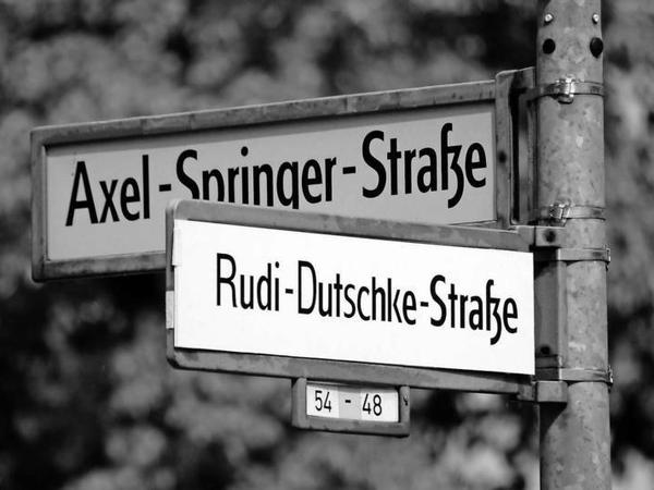 Vereint. Seit 1996 wird in Kreuzberg an den Verlagschef, seit 2008 an den Studentenführer erinnert. 