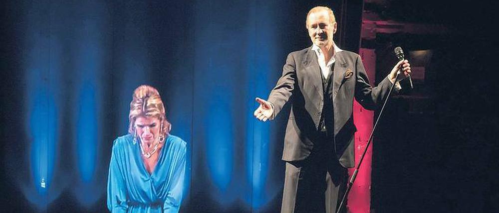 Titanic-Gefühle. Peter Lohmeyer als Alleinunterhalter Archie Rice und Anke Engelke als Phoebe im Stück „Der „Entertainer“ im Theater am Kurfürstendamm. 
