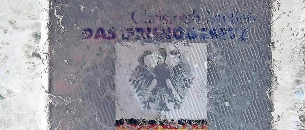 Kalter Protest auf Anregung von Jan Böhmermann: Aktivisten haben am Mittwoch mit vier Eisblöcken die AfD-Parteizentrale blockiert. Im Eis: das Grundgesetz.