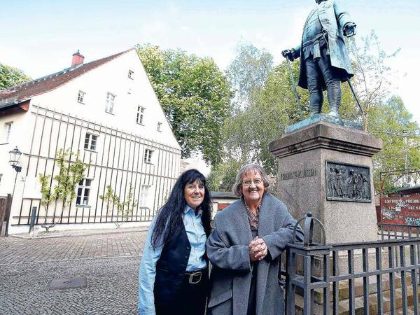 Brigitta Pollina (r.) und Mitarbeiterin Susanne Lehmann am Wilhelm–Denkmal in der Kirchgasse. 