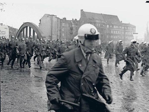 Polizisten in der „Schlacht am Tegeler Weg“ 1968.