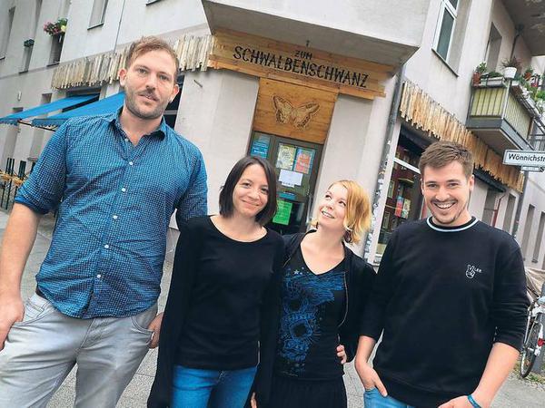 Eine kleine Bezirksmusik. Das Team der Bar „Zum Schwalbenschwanz“ um Florian Falkenhagen (re.) macht was Neues im Weitlingkiez.
