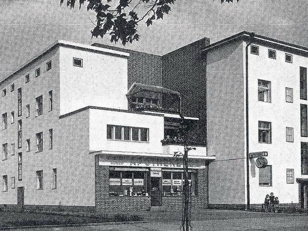 Beliebt im Kiez. Adolf Mockrauers Albrecht-Dürer-Apotheke vor der Zerstörung durch die Nazis. Heute befindet sich im Parterre des Hauses an der Buschkrugallee 179 ein Pflegedienst. 