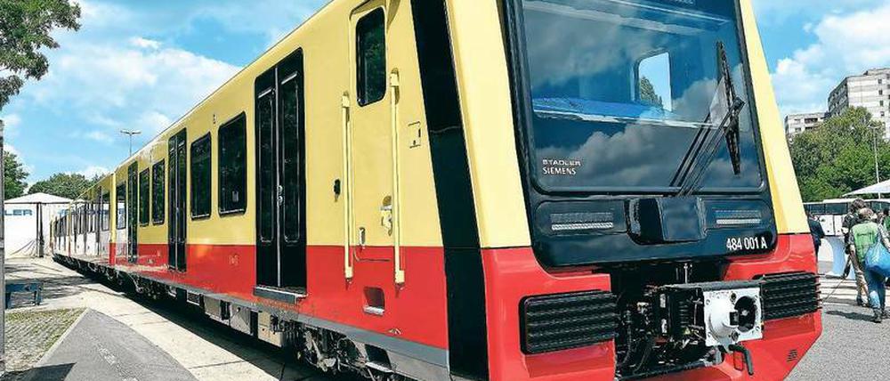 Der erste Vier-Wagen-Zug der neuen S-Bahn ist im Stadler-Werk montiert worden. Foto: Bernd Settnik/dpa