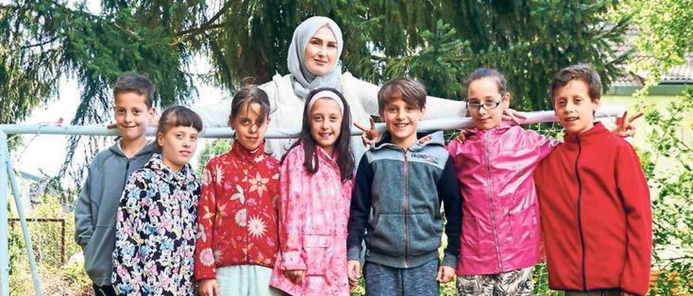 Volles Tor. Mutter Roksana Temiz und ihre kleine Mannschaft: Ahmed, Zehra, Zeynep, Rana, Malik-Musa, Esma und Adem (v. li.) halten sie auf Trab, der anderthalb Jahre jüngere Sohn Malik-Mussa (3. v.r.) ist immer dabei. Zur Familie gehören auch die 14-jährige Meryem und Vater Hikmet.