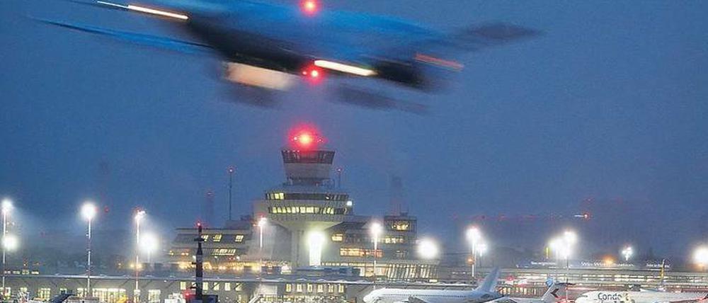 Ein Flughafen mit vielen Fans. Die Brandenburger CDU hat nun vom parlamentarischen Beratungsdienst des Landtags ein Tegel-Gutachten erstellen lassen. 