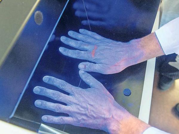 Auch in Berlin wird viel gegen Keime in Krankenhäusern getan. Auf dem Bild hält ein Arzt in Bayern seine Hände mit fluoreszierendem Desinfektionsmittel unter Schwarzlicht.