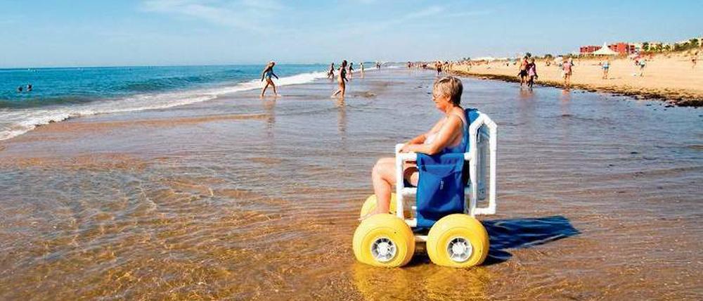 Abkühlung auf Rädern. In einem Strandrollstuhl können auch mobilitätseingeschränkte Menschen das Meer genießen.
