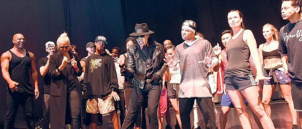 Dantanio Goodman (mit Hut) und Koffi Missah (mit Basecap) sind die Hauptdarsteller des Michael-Jackson-Musicals „Beat it!“. 