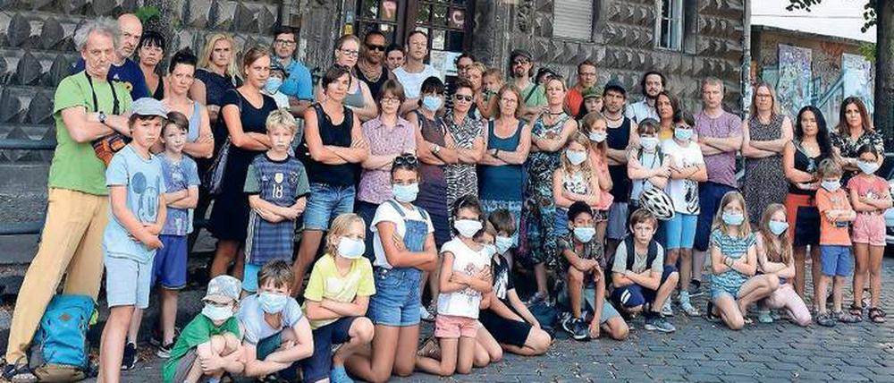Die Familien der Hausburgschule hatten sich schon am letzten Ferientag vor ihrer Schule versammelt, um gegen die Zustände - Lärm und Staub - zu protestieren.