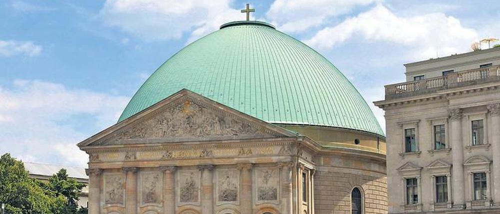 Einzigartig rund. Die St.-Hedwigs-Kathedrale am Bebelplatz soll zu einem Aushängeschild in der Bundesrepublik werden. So will es das Erzbistum Berlin, deshalb soll unter anderem der Hauptaltar an eine neue Stelle kommen. Doch viele Kritiker betrachten das als Zerstörung eines Gesamtkunstwerks. 
