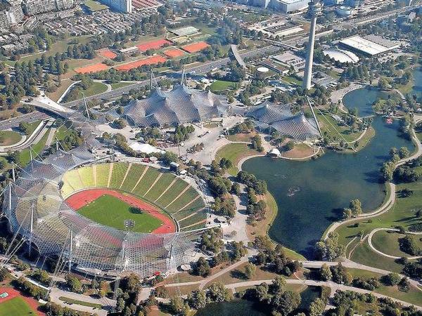 MÜNCHEN, ALT. Das Olympiastadion wurde 1972 eröffnet anstelle von Kleingärten. Schöner Erholungspark. Der S-Bahnhof ist seit 1988 geschlossen, im Stadion (70 000 Plätze) rollt seit 2005 kein Fußball mehr. Statt Rasen lag bis 2017 Asphalt in der Mitte. 
