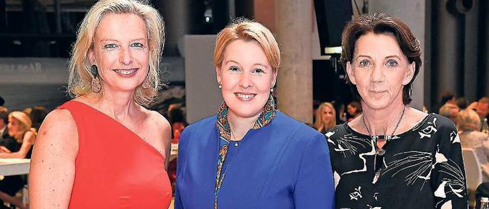 Zusammen stark. Heike von Joest (links) und Vera Gäde-Butzlaff (r.), die ehemalige und die neue Vorsitzende der Bürgerstiftung, dazwischen Bundesfamilienministerin Franziska Giffey.