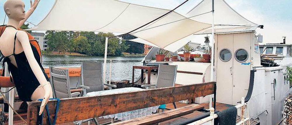 Im Jahr 2012 kaufte Autorin und Coach Kerstin Hack die „Anna Grace“ über Ebay und baute den alten DDR-Kahn zum Hausboot um.