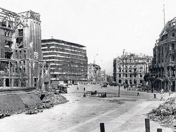 Zerstörung des Platzes im Zweiten Weltkrieg.