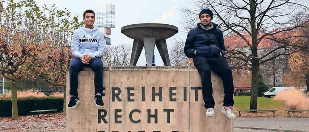 Fünfkämpfer Pele und Schauspieler Langston Uibel, ab 7. Dezember in der Netflix-Serie „Dogs of Berlin“ zu sehen, fühlen sich wohl zwischen Theodor-Heuss-Platz und Olympiapark. 
