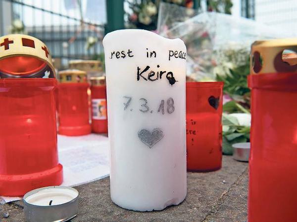 Trauer. Für Keira wurden im März an der Eisschnelllaufhalle, in der sie immer trainiert hatte, Blumen, Kerzen und Gedenkschreiben abgelegt.