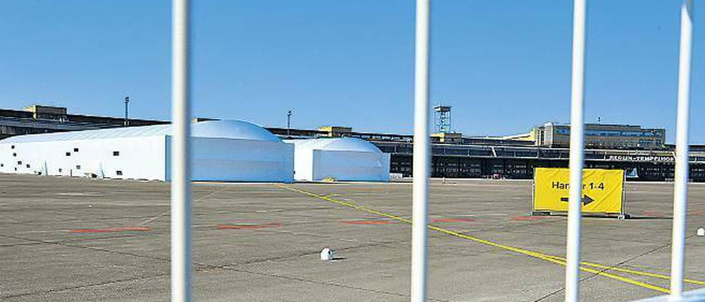 Leichtbauhalle auf dem Vorfeld des Flughafens Tempelhof.