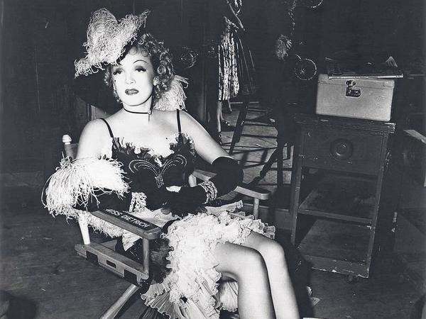 Selbst bei Drehpausen zu „Destry Rides Again“  wusste Marlene Dietrich sich in Szene zu setzen. Das kleine Schwarze befindet sich jetzt im Archiv des Berliner Filmmuseums. 