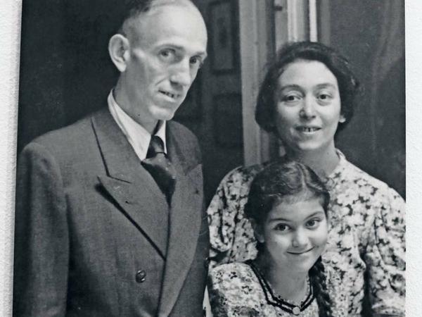Gerettet. Susi mit ihren Eltern Steffy und Ludwig Cohn am 7. Juli 1945. 
