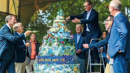 Senatschef Michael Müller schneidet die Geburtstagstorte an. Mit dabei waren Zoo-Direktor Andreas Knieriem und Müllers Amtsvorgänger Klaus Wowereit, Eberhard Diepgen und Walter Momper.