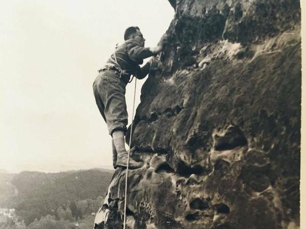 Berliner Aufsteiger. Es müssen nicht immer die Alpen sein. Dieser Kletterer war 1937 im Elbsandsteingebirge unterwegs. 