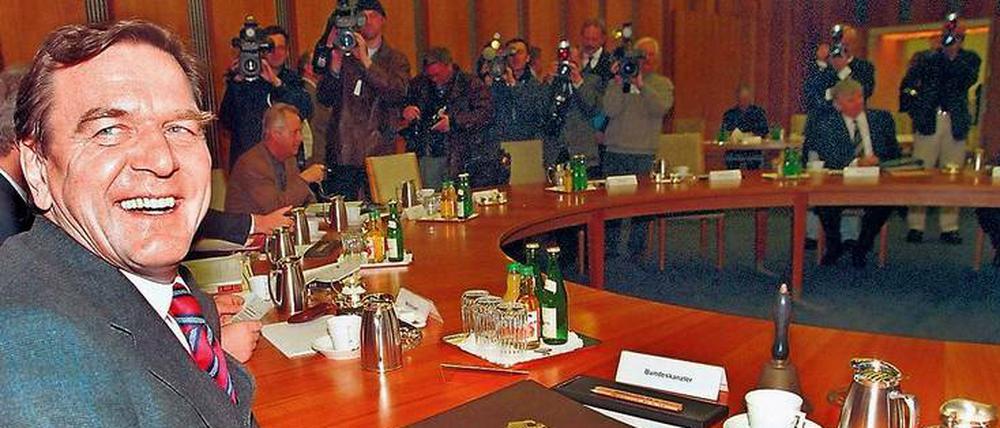 Bundeskanzler Gerhard Schröder 1998 im ehemaligen DDR-Staatsratsgebäude in Berlin.