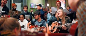 Im Einklang. Menschen zusammenbringen und Vorurteile abbauen – mit der Open Music School im Neuköllner Refugio. 
