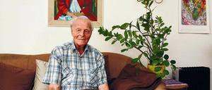 Ereignisreiches Leben. Gerhard Grote in seiner Wohnung in Altglienicke unter dem Porträt seiner Tochter. 