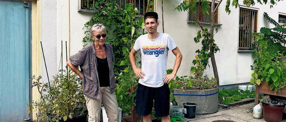 Aktiv. Petra Stoffregen und Johannes Dumpe gehen mit Senioren aus dem Kiez Äpfel sammeln und bauen Möbel mit ihnen.