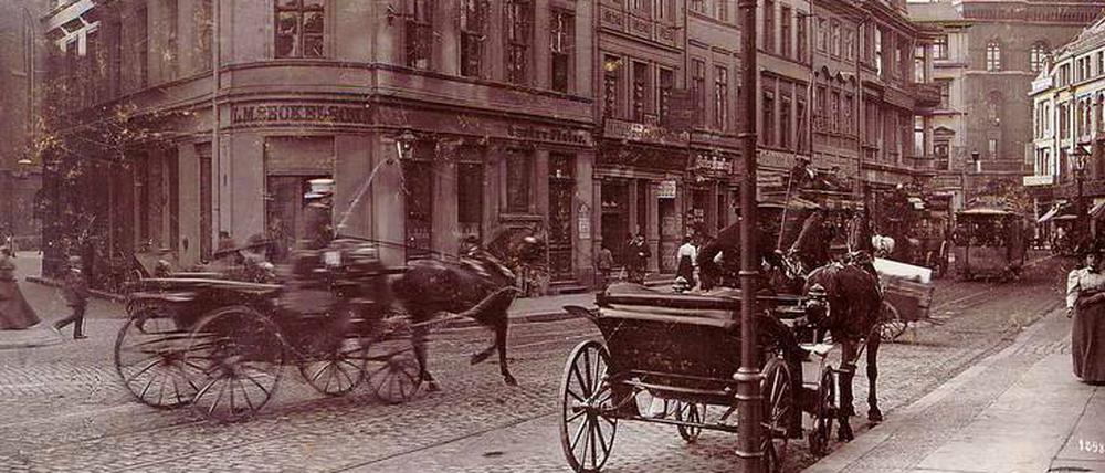 Verkehrsszene im Jahre 1898 in der Spandauer Straße/Ecke Eiergass in Mitte, ganz in der Nähe des Roten Rathauses und Nikolaiviertels.