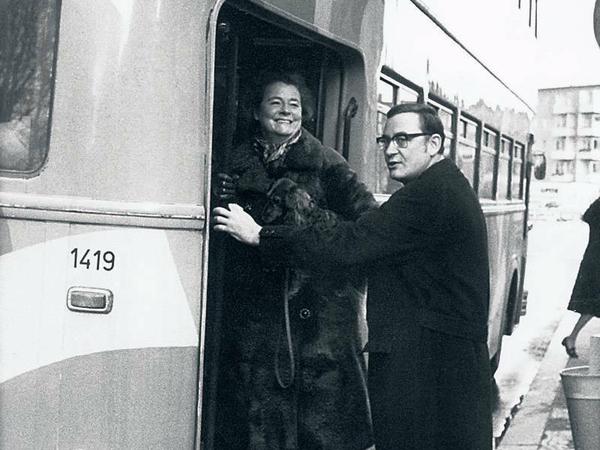 Da fährt der Chef noch Bus. Klaus Schütz, damals Regierender Bürgermeister, und seine Frau Heide steigen an einem autofreien Sonntag 1973 ein. 