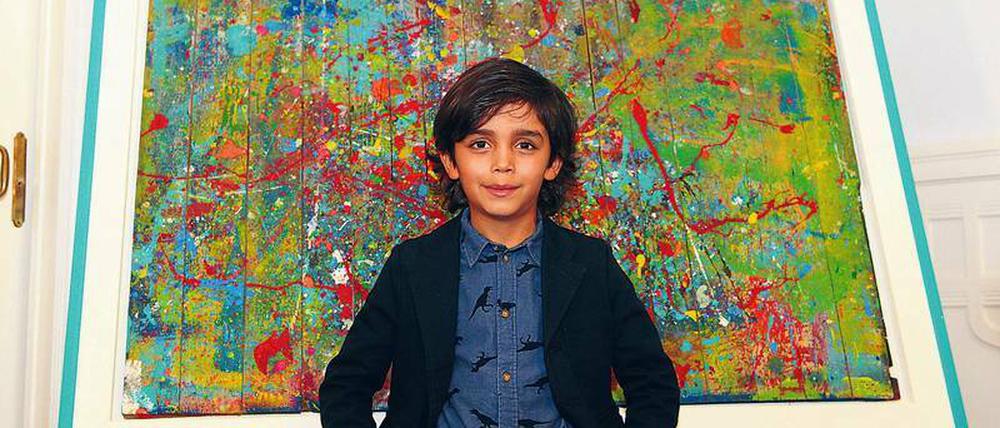 Der siebenjährige Mikail Akar ist ein kleiner Star in der deutschen Kunstszene. Das Bild, vor dem er posiert, ist bereits verkauft – für 8000 Euro. 