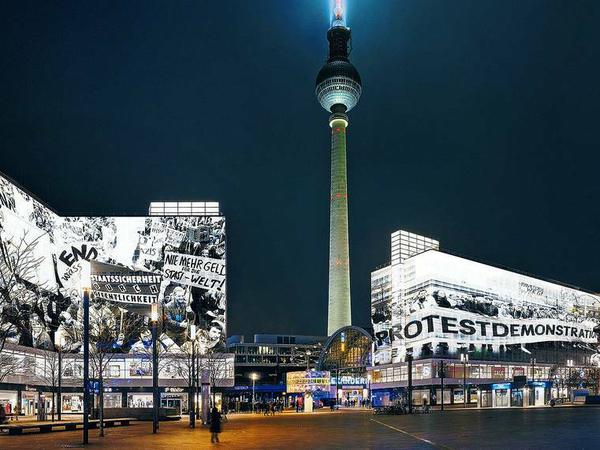 Wenn Bilder Geschichte erzählen: Die Projektionen auf dem Alexanderplatz erinnern an die Großdemo vom 4. November 1989 am selben Ort.