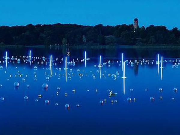 Vorbild Potsdam: Neonstab-Bojen wie 2018 auf dem Tiefen See werden auch auf der Spree als Lichtachse zu sehen sein.