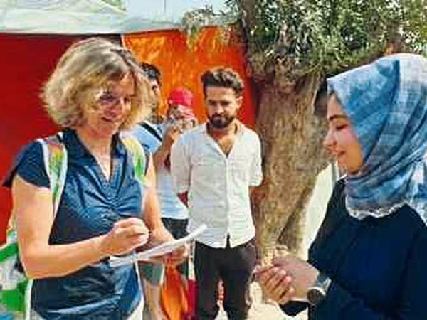 Ortstermin in Moria. Es war im Spätsommer, als Tagesspiegel-Redakteurin Annette Kögel (l.) das Flüchtlingslager Moria auf Lesbos besuchte und dort die 17-Jährige Parwana traf. Sie schreibt jetzt einen Blog aus dem Camp. Wegen Handyproblemen ist dieses Foto verpixelt.