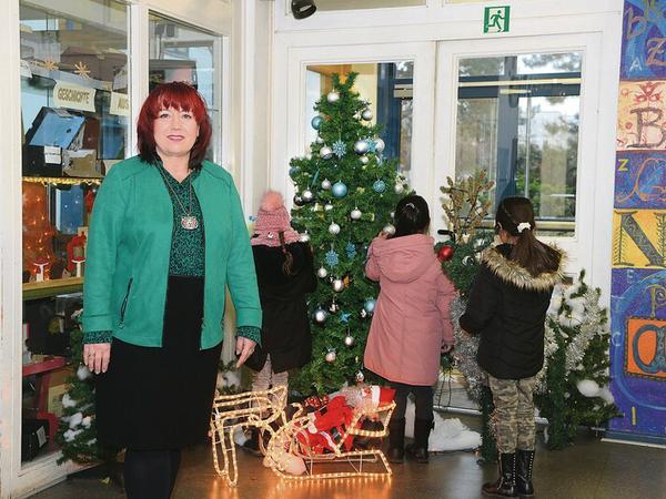 In der Grundschule an der Köllnischen Heide zeigt Schulleiterin Astrid-Sabine Busse gern den großen Tannenbaum im Foyer.