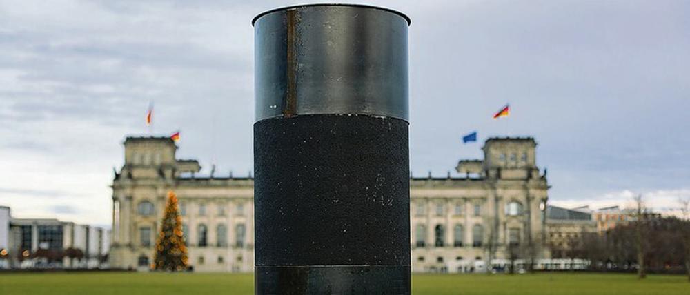 Vergeht nicht. Das Kunstwerk vor dem Reichstag ist stabil. 