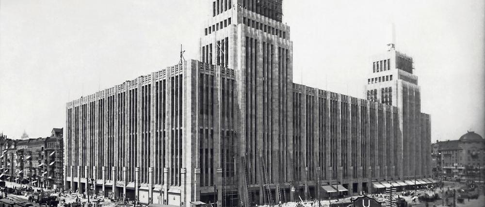  Am Hermannplatz errichtete Karstadt 1927-29 ein Warenhaus (Architekt Ph. Schaefer).