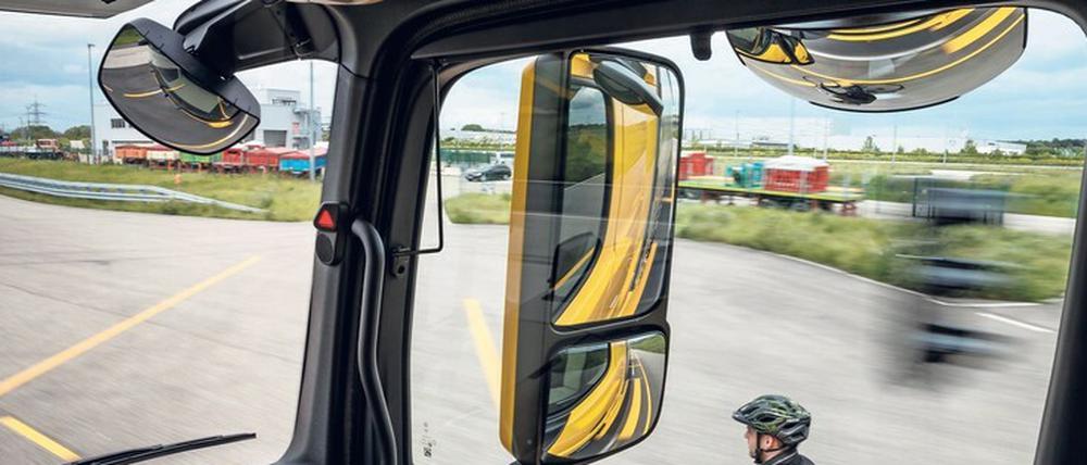 Im Gefahrenbereich. Lastwagen haben rechts vier Außenspiegel gegen den Toten Winkel, aber die Vielzahl kann Fahrer überfordern. Dagegen sollen radarbasierte Abbiegeassistenten helfen.