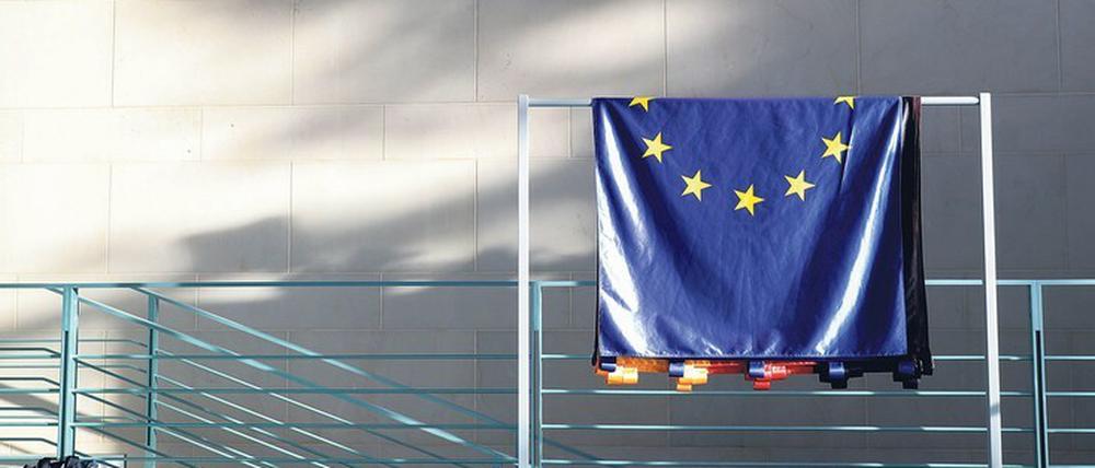 Gefallene Sterne. Sobald der Brexit in Kraft tritt, wird die EU-Flagge in der Britischen Botschaft eingeholt.