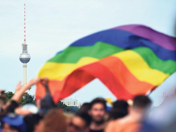 Um den Kontakt zu uns selbst herzustellen, brauchten wir sichere Orte und andere queere Menschen, um uns zu identifizieren, geborgen und verstanden zu fühlen, sagt unser Autor. Im Bild der Berliner CSD.
