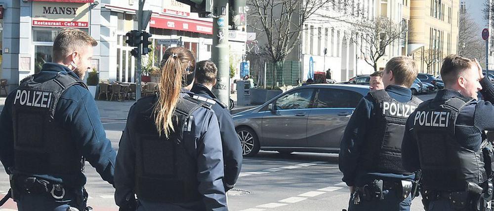 Sie dürfen raus. An der Potsdamer Straße kontrollieren Polizisten, dass die Berliner sich an verordnete Einschränkungen halten.