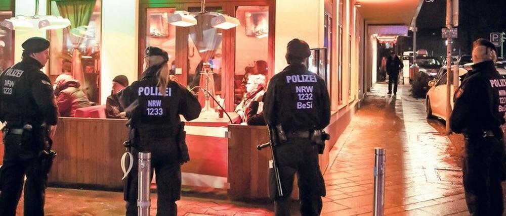 Bundesweit ist die Polizei im vergangenen Jahr verstärkt gegen kriminelle Clans vorgegangen. In Berlin rückten Beamte zu 382 Einsätzen aus. 