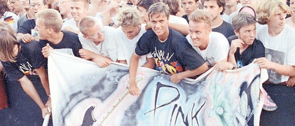 Auf dem alten Todesstreifen am Potsdamer Platz, wo ein Dreivierteljahr zuvor noch die DDR-Grenzer patroullierten, feierten 320 000 Fans die Live-Aufführung des Pink-Floyd-Albums „The Wall“ 