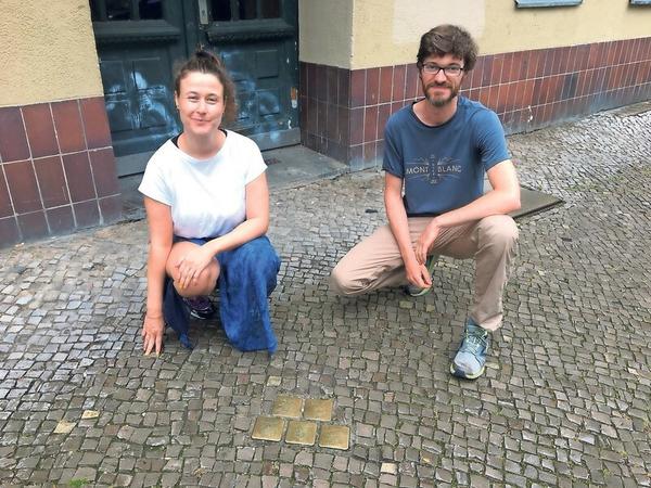 Solidarisch mit den Opfern. Olivia Reber und Lukas Schulte koordinieren die Neuköllner Stolperstein-Putzaktionen.