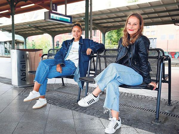 Eine Runde Berlin. Denalane traf sich zum Interview in der S-Bahn mit Tagesspiegel-Redakteurin Ann-Kathrin Hipp.
