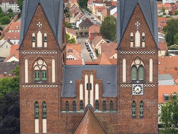 Neuruppin ist nach der Wiedervereinigung umfangreich saniert worden. Mittendrin die Türme der Klosterkirche Sankt Trinitatis.