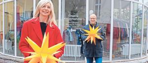 Sterne der Hoffnung. Regine Eichner und Peter Wagener betreuen den Corona-Notfonds des Caritasverbands für das Erzbistum Berlin, der Soloselbstständige und Kreative dabei unterstützt, die Corona-Pandemie durchzustehen.