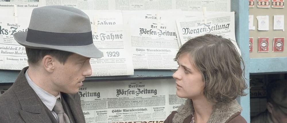 In der TV-Serie „Babylon Berlin“ – hier eine Szene mit Volker Bruch als Gereon Rath und Liv Lisa Fries als Charlotte Ritter – ist die Weimarer Republik noch nicht erledigt, anders als in Volker Kutschers „Olympia“. 